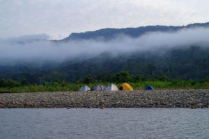 Campamento en el rio en el Parque Nacional del Manu